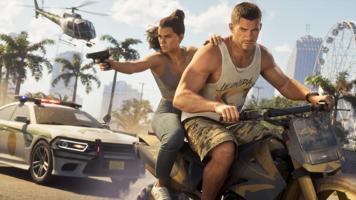 Captura de GTA VI: Lucia dispara desde una moto de cross mientras Jason conduce junto a un coche deportivo
